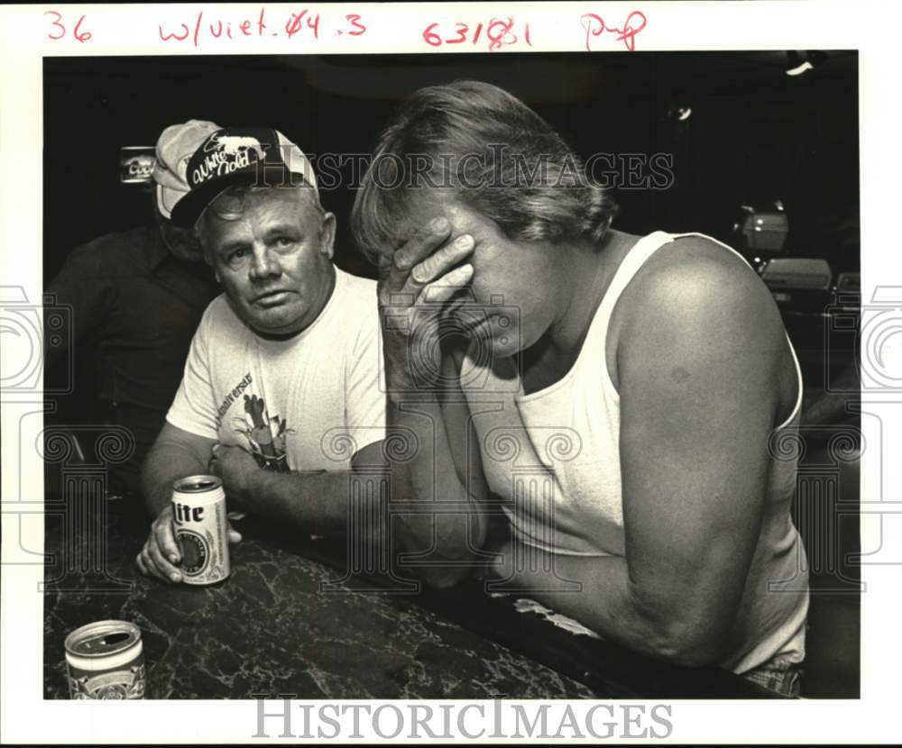 1987 Press Photo Kenny Mareno &amp; Hubert Moreau talk about Vietnam fisherman- Historic Images