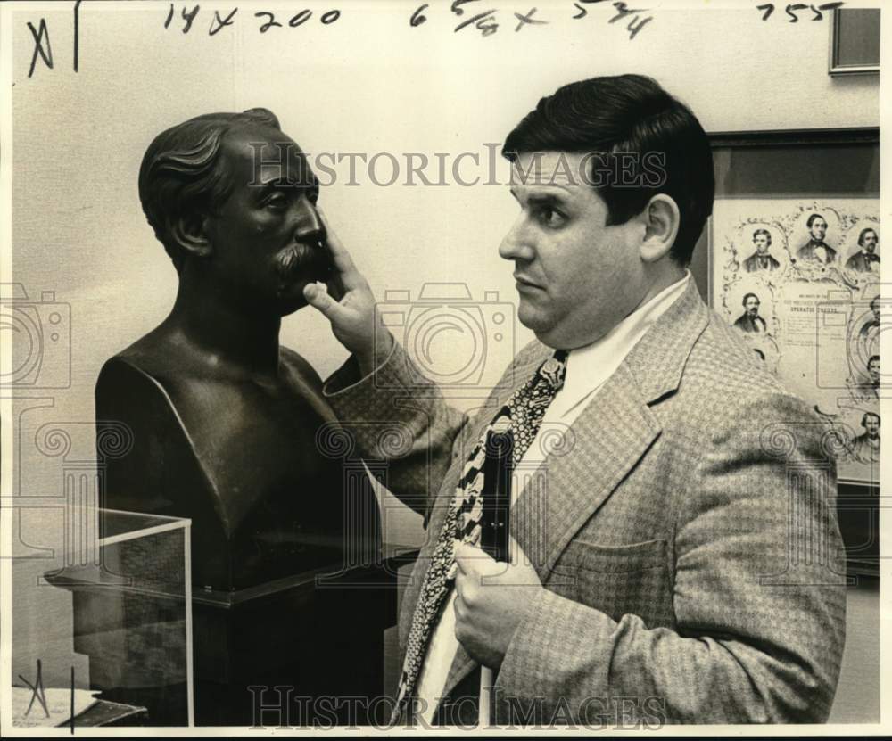1977 Press Photo Harold Snider (blind) touch examines statue of L.M. Gottschalk