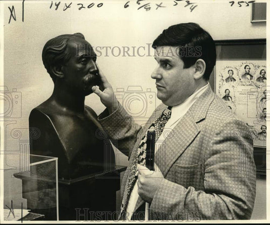 1977 Press Photo Harold Snider (blind) touch examines statue of L.M. Gottschalk
