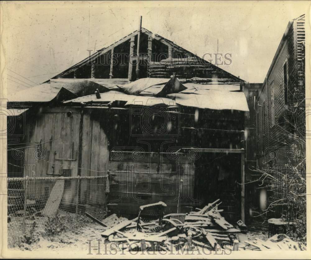 1964 Press Photo Snow scene outside abandoned house in New Orleans - noc65737