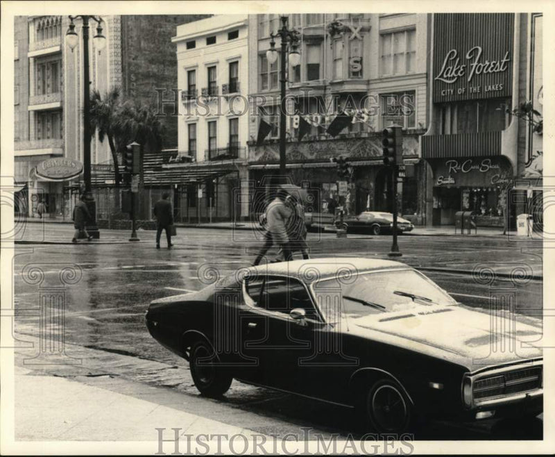 Load image into Gallery viewer, 1973 Press Photo Rain scene at Canal and Baronne - noc65839
