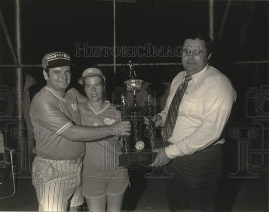1979 Press Photo Steve & Cathy Slumber awarded CAA ladies softball championship- Historic Images
