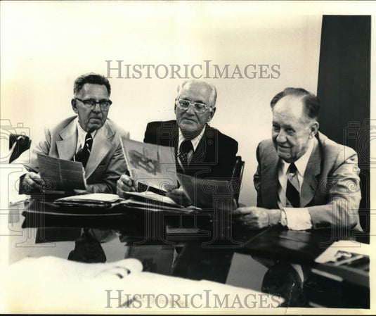 1976 Press Photo Members of Loyola University's 1926 football team - noc65920- Historic Images