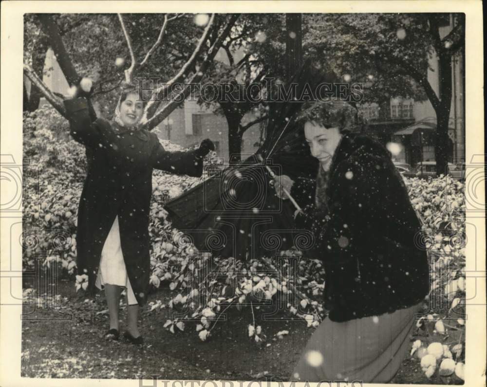 1958 Press Photo Teenagers playing in the snow-Snow in New Orleans - noc65931