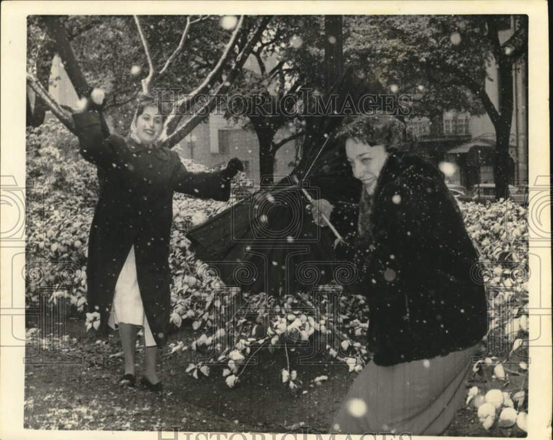 Load image into Gallery viewer, 1958 Press Photo Teenagers playing in the snow-Snow in New Orleans - noc65931

