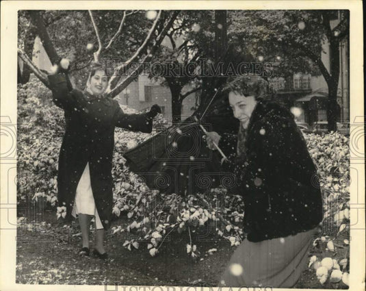1958 Press Photo Teenagers playing in the snow-Snow in New Orleans - noc65931