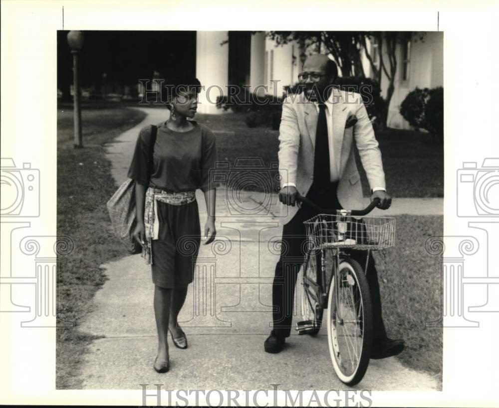 1990 Press Photo Doctor Otis Webster talks to Bobin Hayes, Physiology freshman- Historic Images