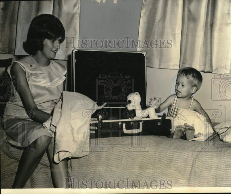 Load image into Gallery viewer, 1965 Press Photo Patricia Sheppard, Presidential Scholar with her brother Larry
