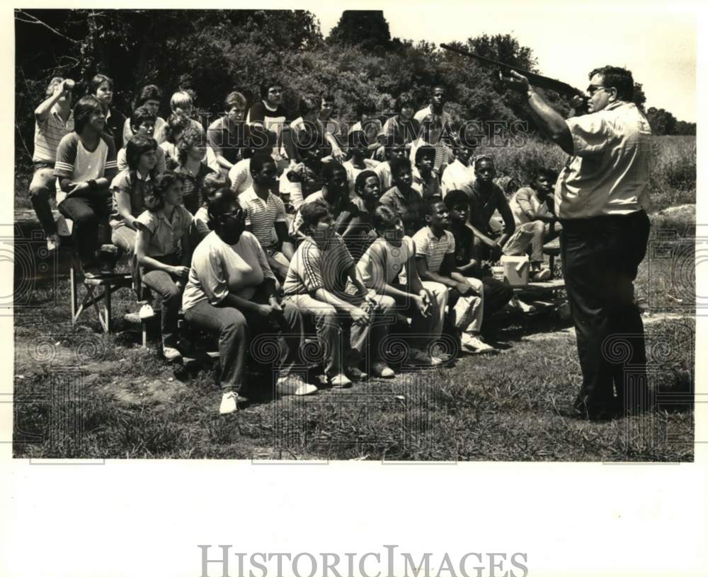 1985 Press Photo Jerry Mclain, Wildlife and Fisheries Department at Hahnville- Historic Images