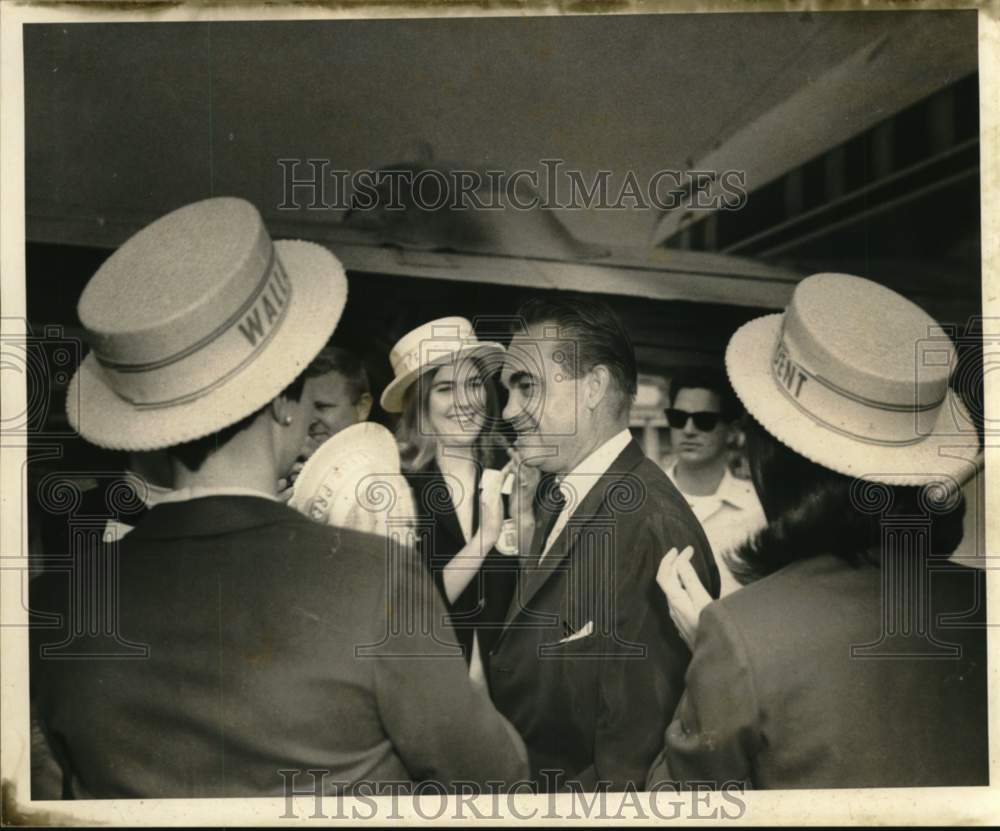 1968 Press Photo George C. Wallace, Alabama Governor- Welcomed at the airport