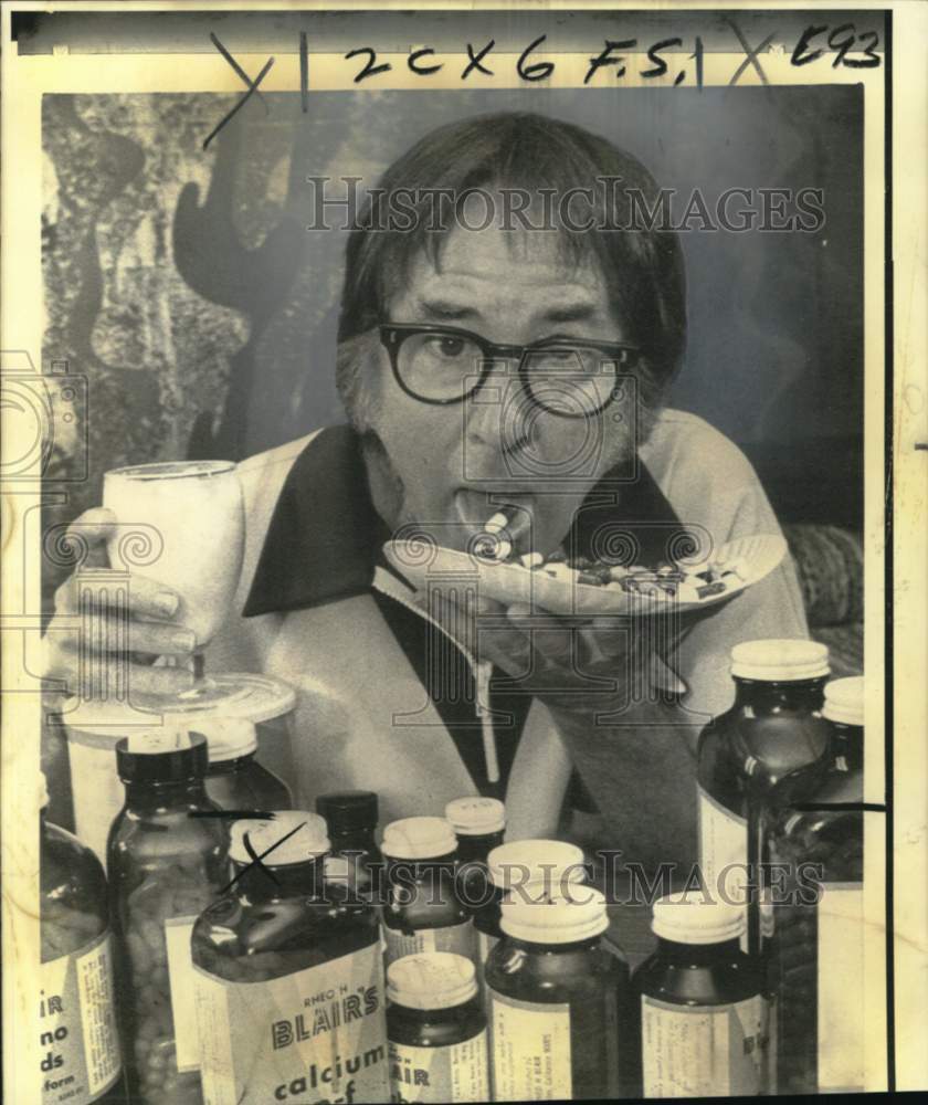 1973 Press Photo Tennis great Bobby Riggs taking supplements. - noc66369- Historic Images