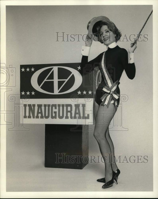 1963 Press Photo Edie Spikes announces event by New Orleans Art Association