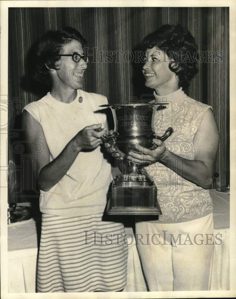 1972 Press Photo Mmes. WR Roberts and Mildred Strate at Colonial Golf Champ- Historic Images