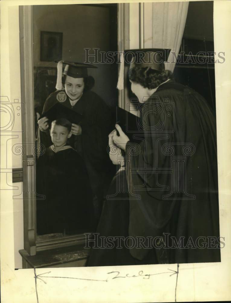 1940 Press Photo Newcomb seniors prepare for the Cap and Gown Day - noc66569
