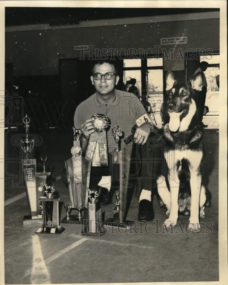 Load image into Gallery viewer, 1966 Press Photo Frank Terrell Steltz and his dog Stiefshen Von Roth at dog show
