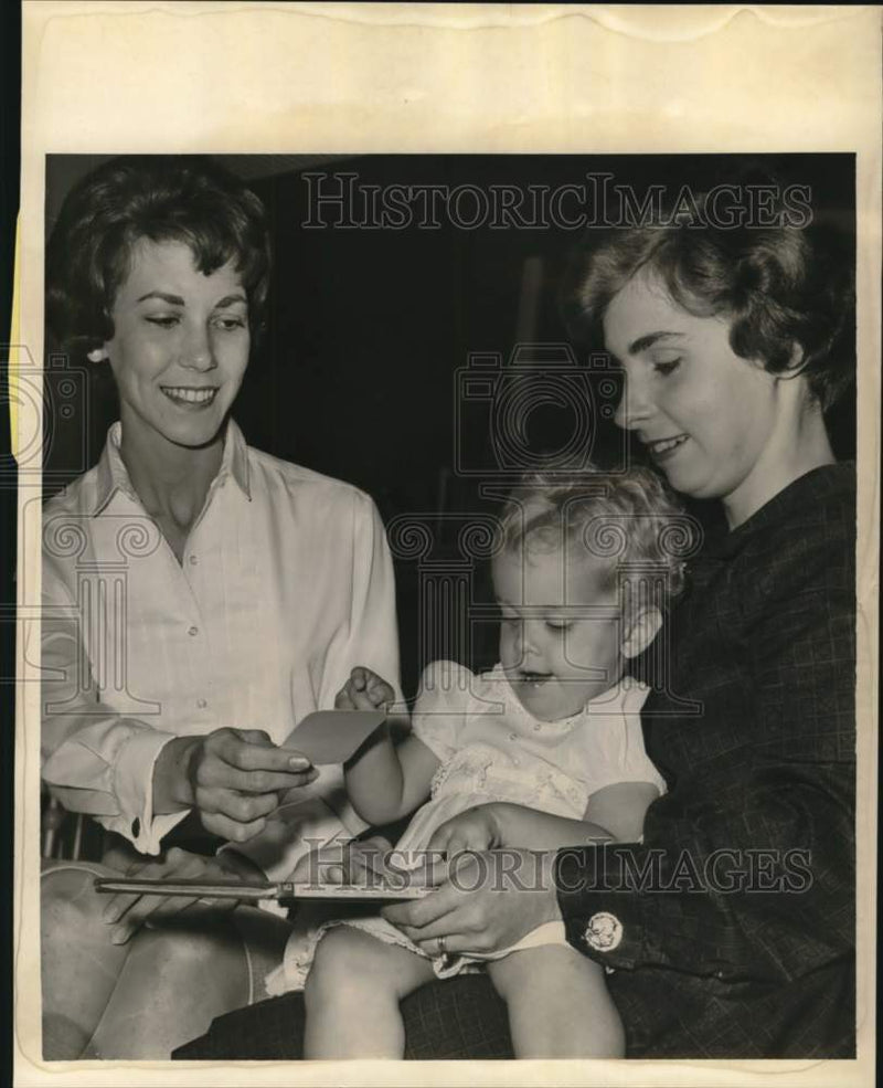Load image into Gallery viewer, 1963 Press Photo Dorothy Jean Stock presents Maurine (child) with library card.
