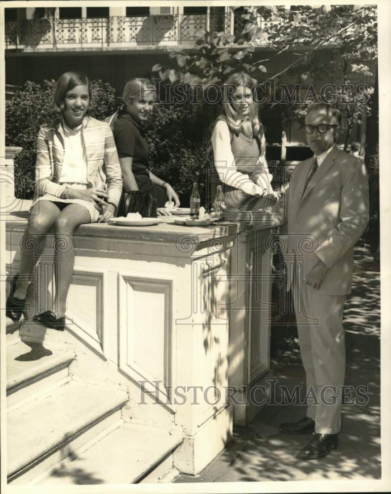 1969 Press Photo Carl Stodkmeyer & McGhee girls in New Orleans - noc66715