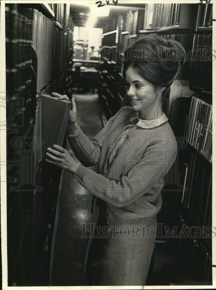 Load image into Gallery viewer, 1966 Press Photo Martha Tate Stokely studies at Mississippi State College
