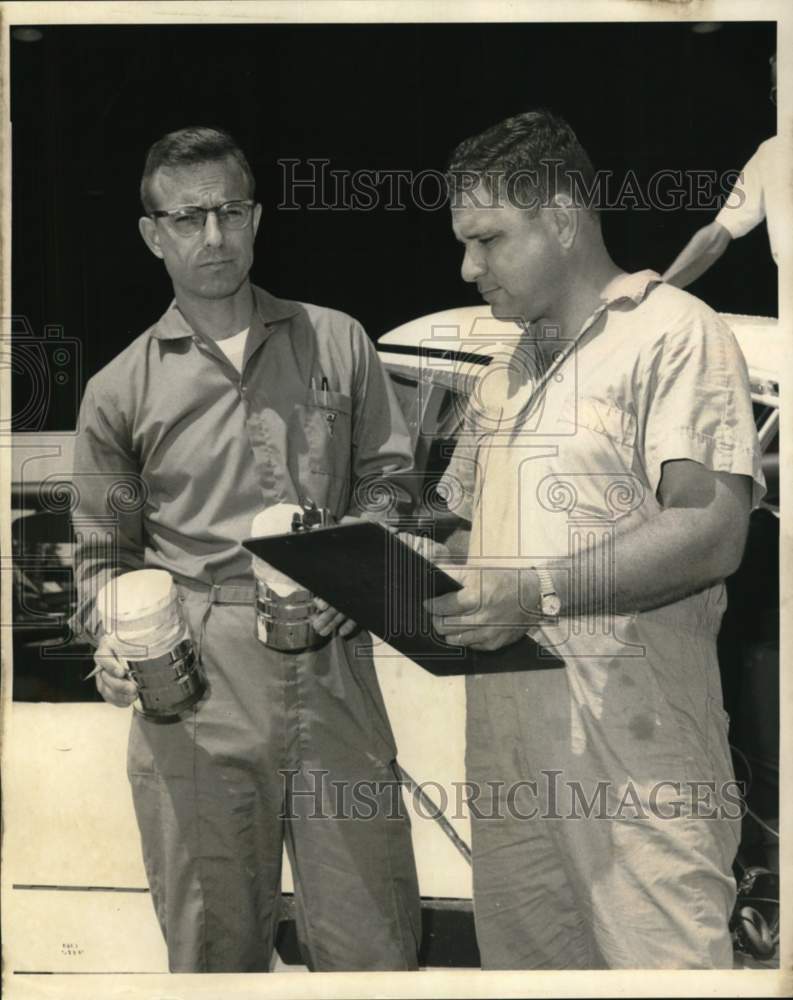 1969 Press Photo James Stone and Provost Minvielle study pollution at Lakefront