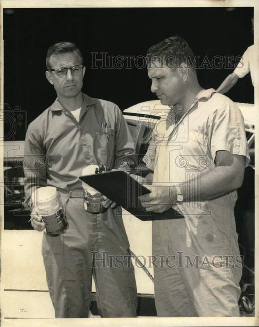 1969 Press Photo James Stone and Provost Minvielle study pollution at Lakefront