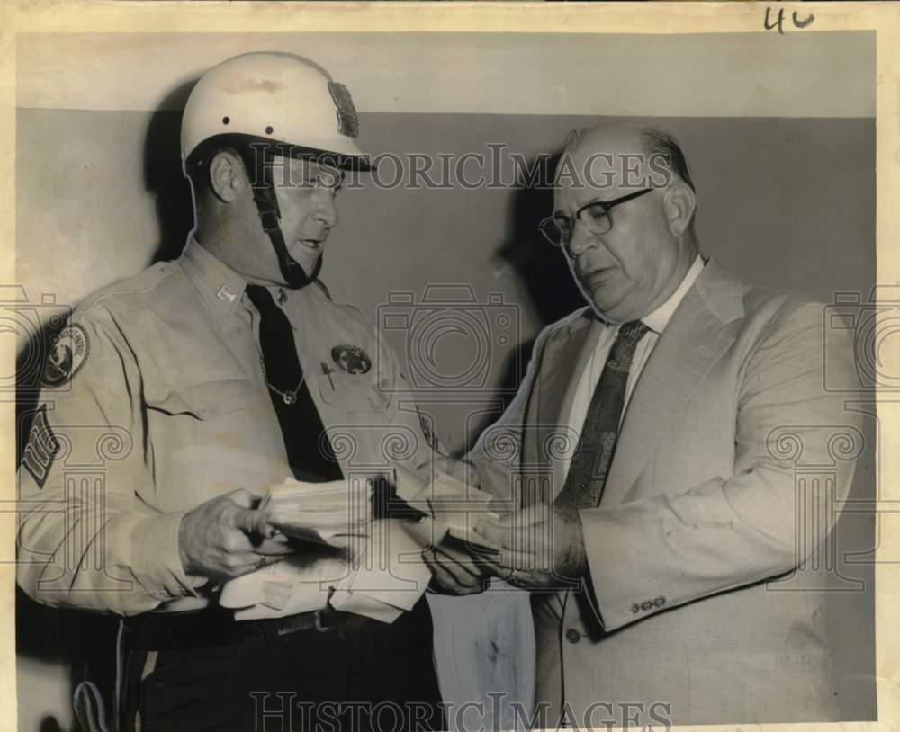 1959 Press Photo Lt. C.J. Stouff and Sgt. Joseph Rohr look over drivers' license