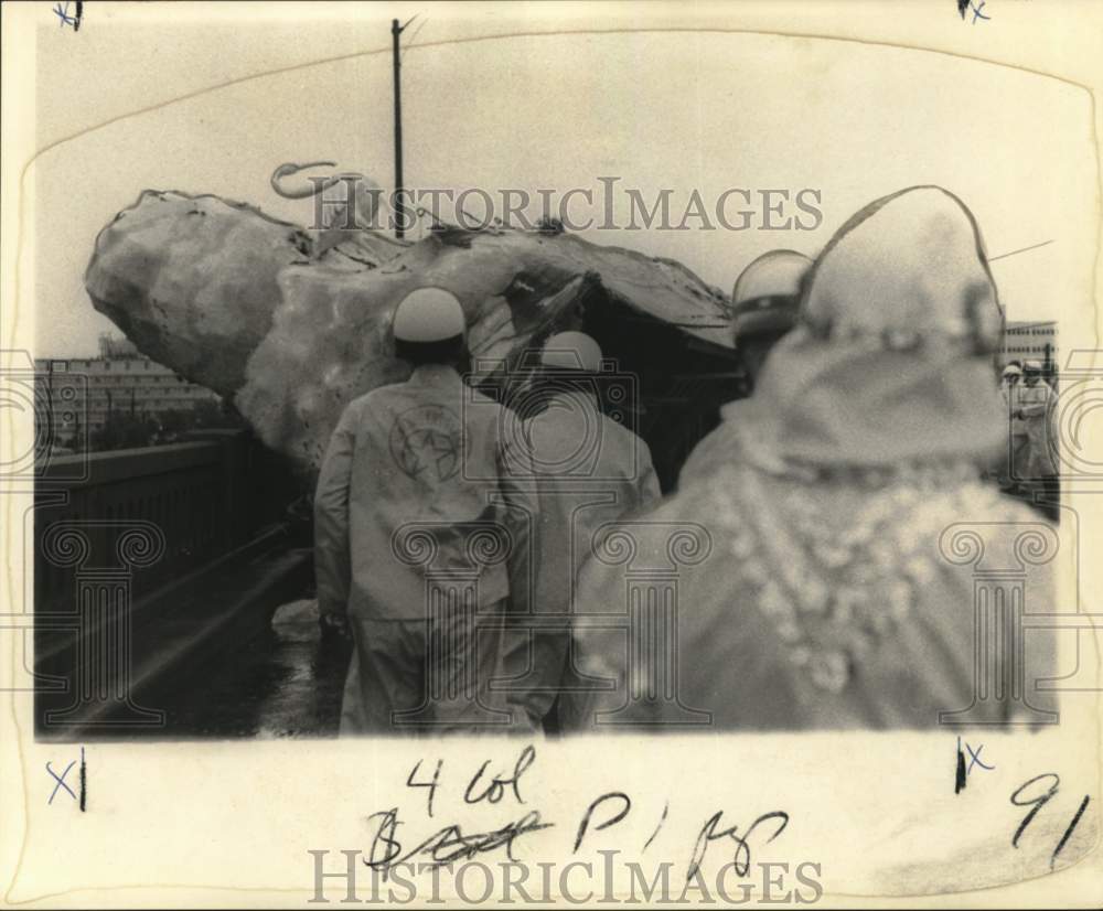 1970 Press Photo Peter S. Latino Sr.&#39;s float toppled by strong winds