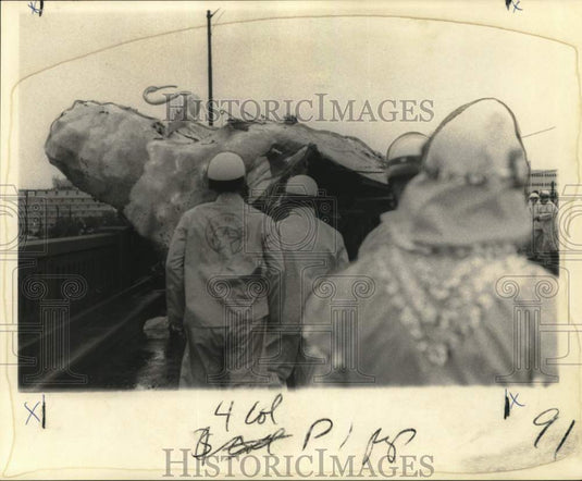 1970 Press Photo Peter S. Latino Sr.'s float toppled by strong winds