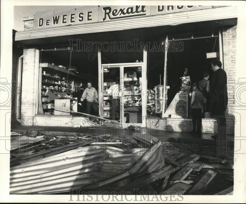 Load image into Gallery viewer, 1970 Press Photo DeWeese Rexall Drug Store damage by Tornado - noc66904

