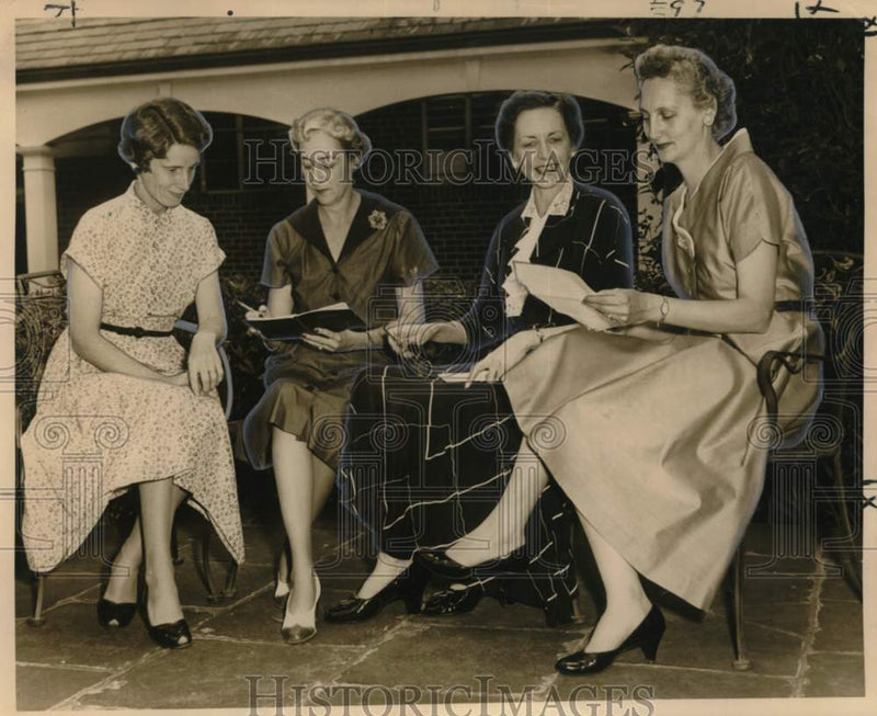 Load image into Gallery viewer, 1959 Press Photo Women's Group Leaders conferring before their meeting
