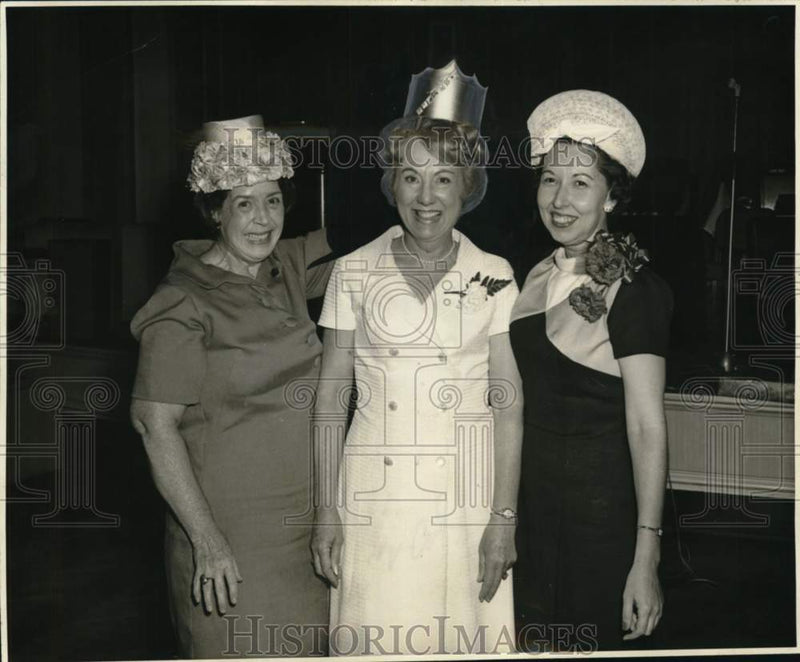 Load image into Gallery viewer, 1967 Press Photo Women's Traffic &amp; Transportation Club Bosses Day Luncheon
