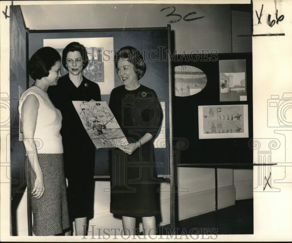 1965 Press Photo Children&#39;s drawings of Battle of New Orleans at Presbytere