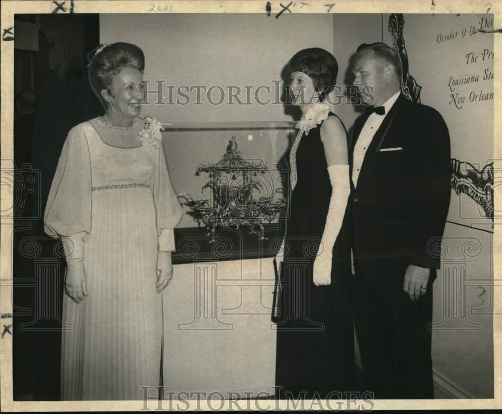1970 Press Photo Mrs. Peggy Richards with the Paulsens at Louisiana State Museum