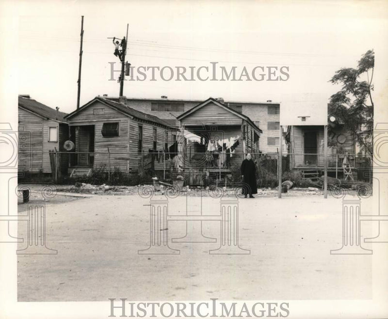 Load image into Gallery viewer, 1956 Press Photo Dilapidated home in New Orleans Slums at St. Monica
