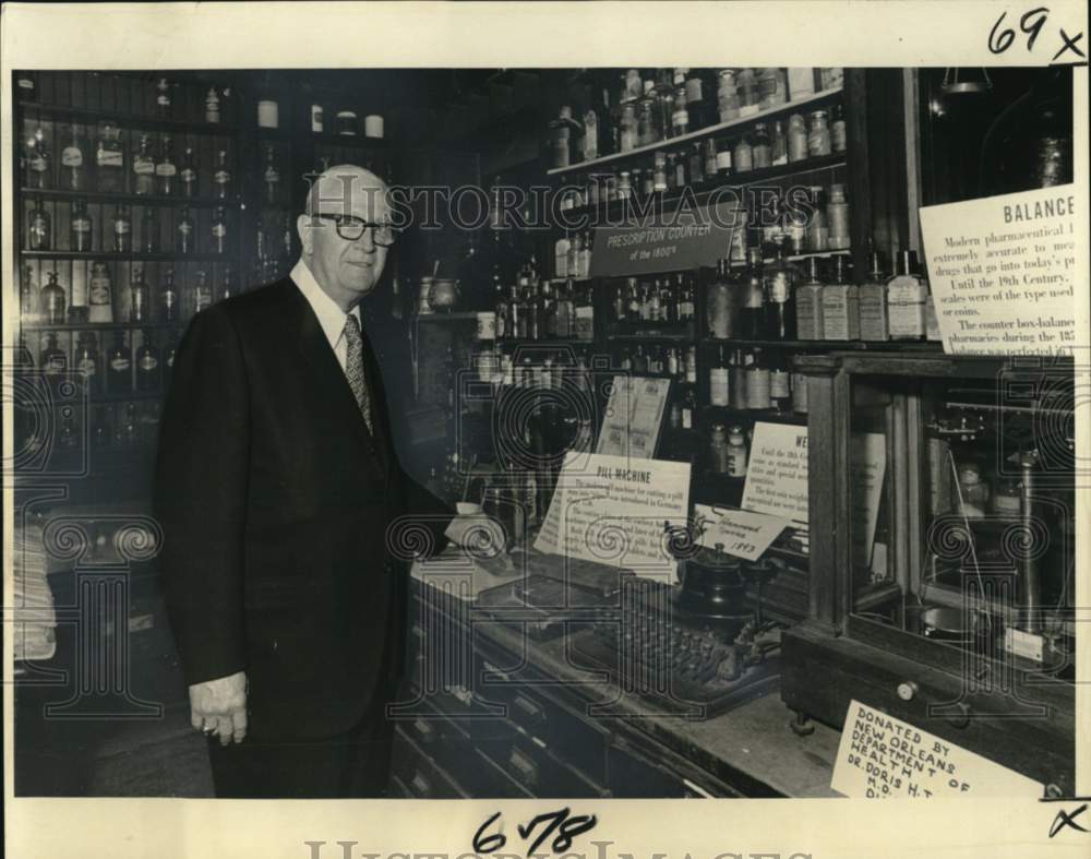 1977 Press Photo Herman Stolley, Pharmacy Museum tour guide. - noc67242- Historic Images