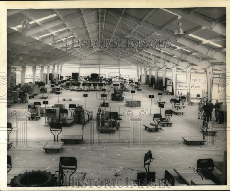 Load image into Gallery viewer, 1960 Press Photo Southern Pacific Lines Warehouse area. - noc67406
