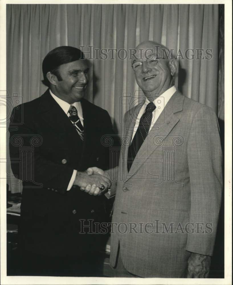 1976 Press Photo Francis Doyle shaking hands with Hank Stram - noc67553- Historic Images