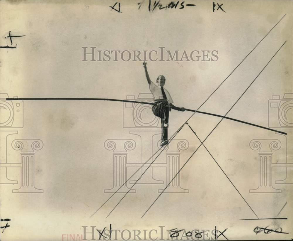 1973 Press Photo Karl Wallenda of Shrine Circus walks a tightrope at New Orleans- Historic Images