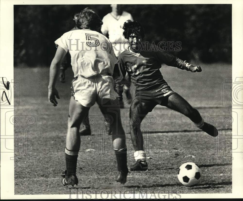 1983 Press Photo Soccer players during game at Pan American Stadium in City Park- Historic Images