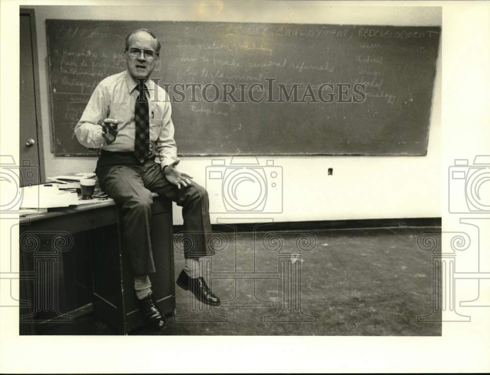 1973 Press Photo Stanley Stockton inside a classroom - noc67788