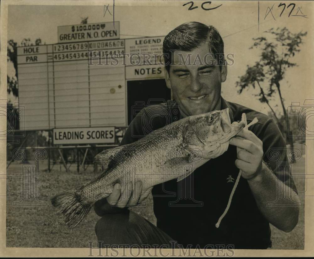 1967 Press Photo Golfer Dave Stockton holds largemouth bass at golf tournament- Historic Images