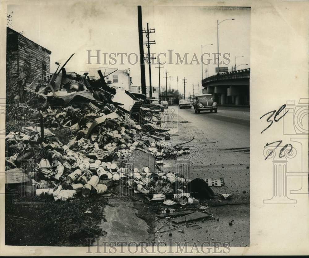 1967 Press Photo Scene on Earhart blvd. following a parade shows pile of cans- Historic Images