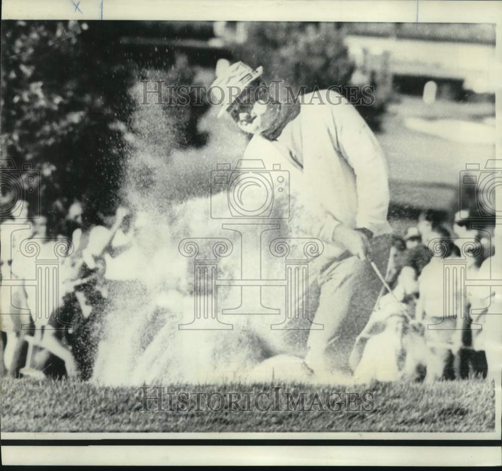 1968 Press Photo Steve Dimak swinging out of sand trap at Firestone Country Club- Historic Images