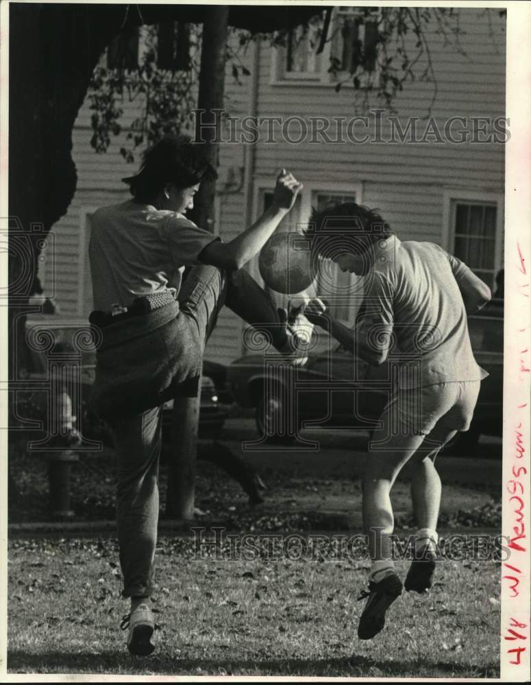 1985 Press Photo Young men from Mid-City play soccer at Jefferson Davis Parkway- Historic Images