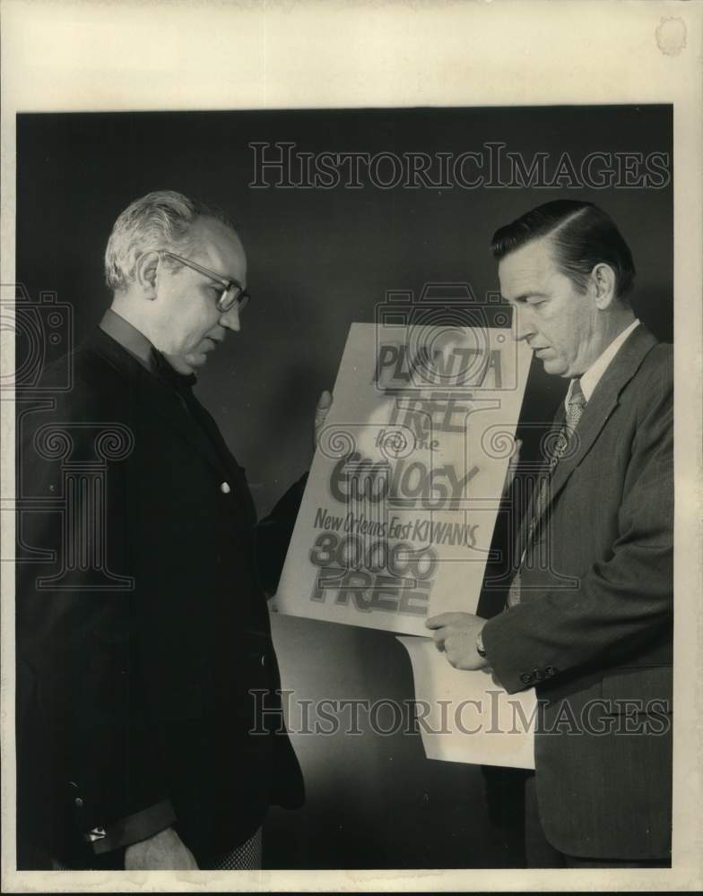 Load image into Gallery viewer, 1973 Press Photo Jack Bean and Gaspar J. Stall of New Orleans East Kiwanis
