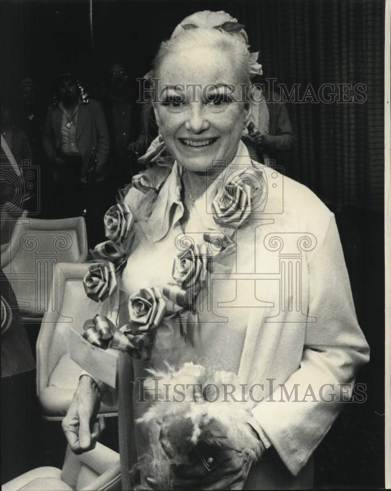 Load image into Gallery viewer, 1977 Press Photo Comedienne Phyllis Diller interviewed in New Orleans.
