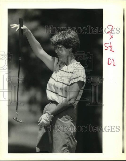 1989 Press Photo Peggy Spillane checks her golf club at Southern Amateur tourney- Historic Images