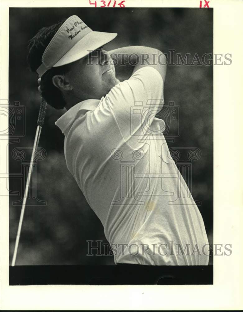 1986 Press Photo Lindsey Spillen made a shot at a golf game - noc68644- Historic Images