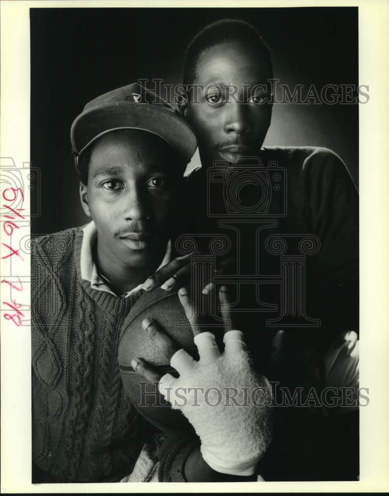 1988 Press Photo Brothers Kenneth &amp; Clifford Spiller with new basketball glove- Historic Images