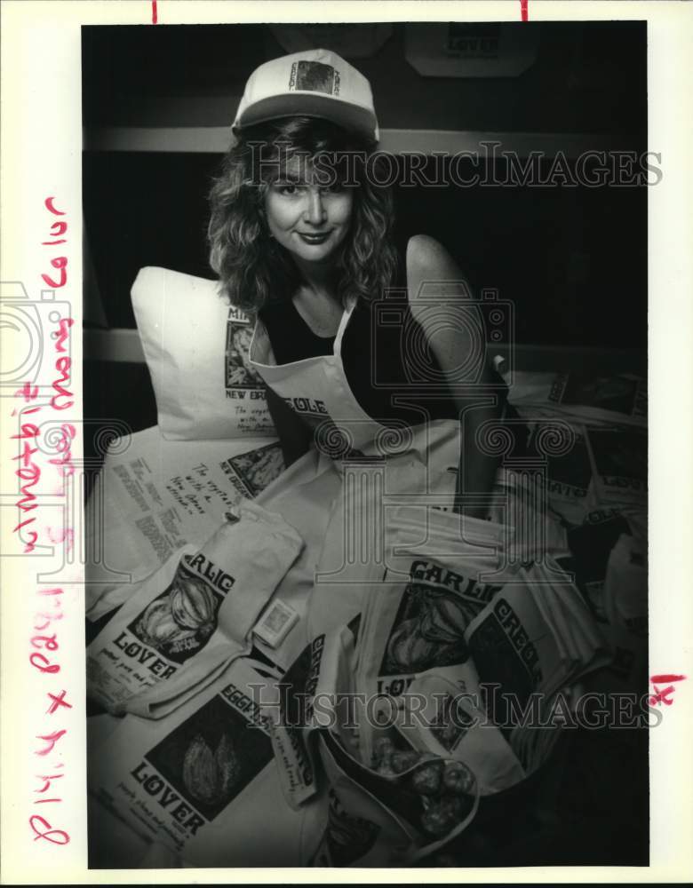 1992 Press Photo Gay Sperling, advertising person hustling bags, towels & shirts