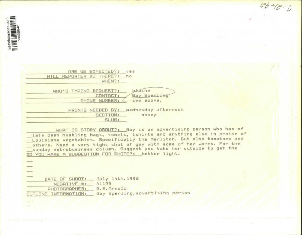 1992 Press Photo Gay Sperling, advertising person hustling bags, towels & shirts